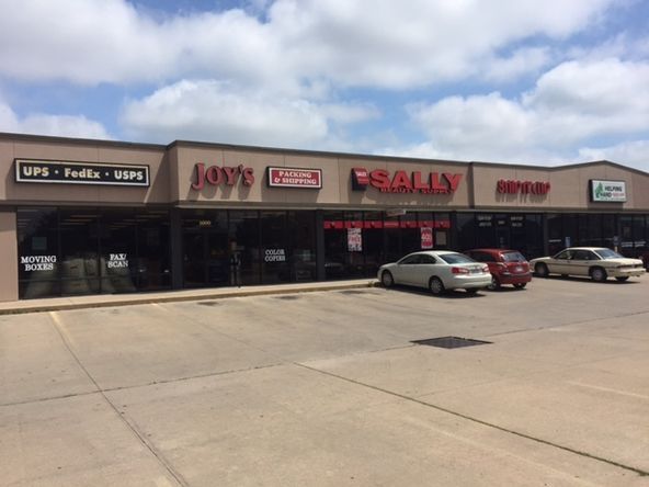 Retail Space-1600-1624 E. 11th Street: 1600-1624 E. 11th Street, Hutchinson, KS 67501
